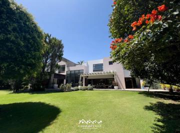 Casa de 4 habitaciones, Quito · Alquiler, Propiedad Única en Cumbayá, Urbanización Exclusiva, Amplio Jardín