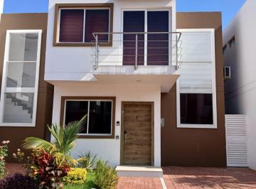 Casa · 95m² · 3 Habitaciones · 2 Estacionamientos · Casa Amoblada en Venta Frente Al Mar Tato