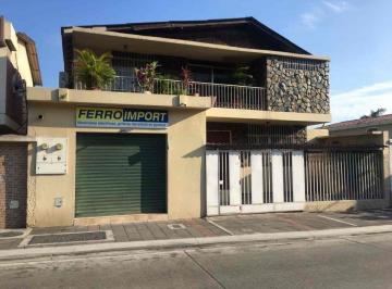 Casa de 1 habitación, Guayaquil · Casa con Local Comercial en Los Ceibos en Venta