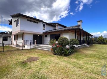 Casa · 434m² · 5 Habitaciones · 6 Estacionamientos · Casa de Venta o Renta en Cumbayá a Minutos del Colegio Menor