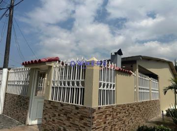 Casa · 213m² · 3 Habitaciones · 2 Estacionamientos · Se Vende Casa Esquinera en Conjunto Bosques de La Alborada (Jlr)