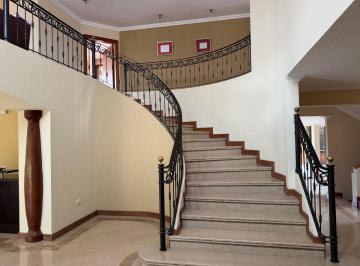 Casa de 4 habitaciones, Quito · Hermosa Casa en Urbanización Privada