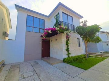 Casa · 167m² · 3 Habitaciones · Urb. Vilanova | 3 Dorm. c/u con Baño | Cerca de Cc. El Dorado