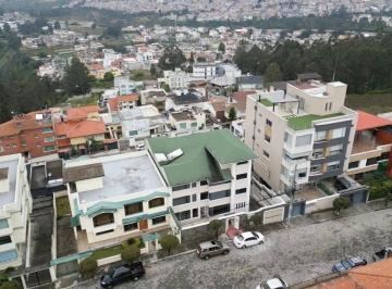 Casa de 8 habitaciones, Quito · Casa con Tres Departamentos de Venta Urb. Uraba1