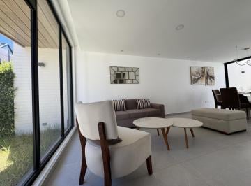Casa · 142m² · 3 Habitaciones · 2 Estacionamientos · Casa en Venta en Tumbaco – Diseño Moderno, Terraza y Amplias Áreas Verdes
