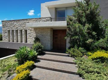 Casa · 600m² · 3 Habitaciones · 6 Estacionamientos · Venta Exclusiva Residencia de Lujo en Urbanización Privada