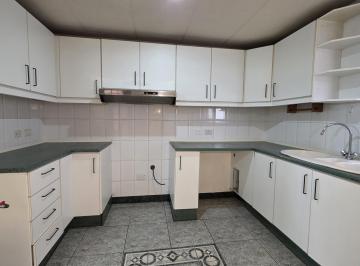 Casa · 195m² · 4 Habitaciones · 3 Estacionamientos · Casa en Venta con 4 Dorm., Terraza y Parqueadero Para 3 Vehículos – Sector Embajada Americana