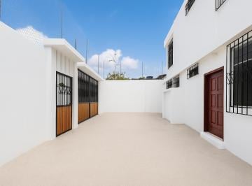 Casa · 119m² · 6 Habitaciones · 1 Estacionamiento · Casa Remodelada de 6 Dorm. en Las Brisas, Manta