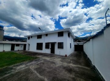 Casa · 557m² · 3 Habitaciones · 6 Estacionamientos · En Venta Casa Independiente Chillogallo