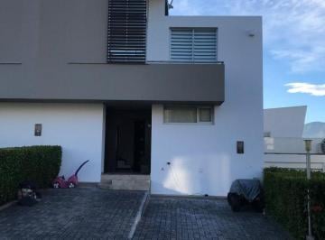 Casa de 3 habitaciones, Quito · De Venta Linda Casa de 3 Habitaciones en Cumbaya Sector Yanazarapata