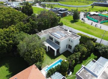 Casa · 400m² · 4 Habitaciones · 2 Estacionamientos · Casa de Venta Dentro de Urbanización Segura en El Sector de San Patricio, Cumbayá