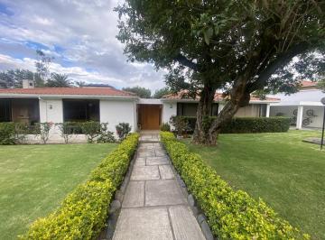 Casa · 550m² · 4 Habitaciones · 3 Estacionamientos · Casa de Arriendo en Una Sola Planta Ubicada Dentro de La Urbanización Jacarandá
