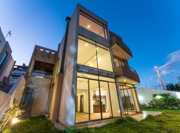 Casa · 260m² · 4 Habitaciones · 4 Estacionamientos · Miravalle, Casa 4 Dorm., Jardin de 150 m, Vista Espectacular