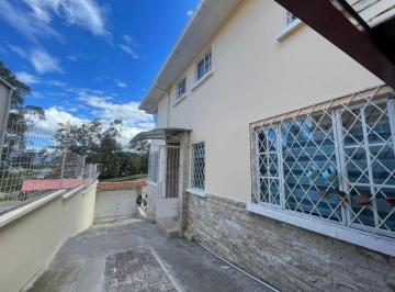 Casa de 3 habitaciones, Quito · Casa en Venta, 2 Patios, 2 Estacionamientos, Conocoto