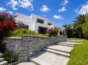 Casa · 450m² · 4 Habitaciones · 3 Estacionamientos · Rento Casa Urbanizacion Exclusiva en Tumbaco