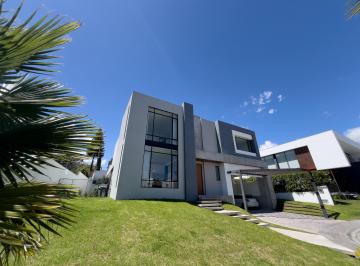 Casa de 5 habitaciones, Quito · Moderna y Minimalista