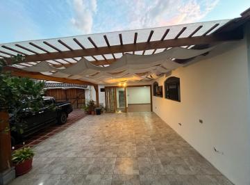 Casa · 150m² · 3 Habitaciones · 2 Estacionamientos · Casa - Puembo