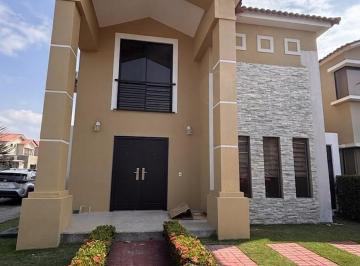 Casa · 217m² · 5 Habitaciones · Casa en Alquiler Ciudad Celeste Etapa La Peninsula