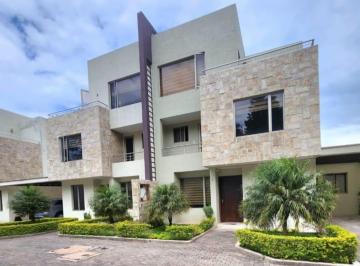 Casa · 179m² · 4 Habitaciones · 2 Estacionamientos · Av Ilaló Casa de Tres Pisos 4 Dorm. Valle de Los Chillos