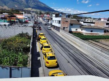 Casa de 4 habitaciones, Antonio Ante · De Venta Casa Comercial y Residencial en Natabuela