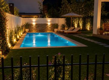 Casa de 4 habitaciones, Quito · Espectacular Casa con Piscina en Cumbaya