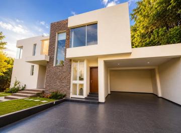 Casa de 4 habitaciones, Quito · Espectacular Casa con Piscina en Cumbaya