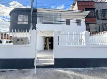 Casa · 250m² · 3 Habitaciones · 3 Estacionamientos · Casa en Venta, Comercial y Rentera, Sector Mercado 12 de Abril Cuenca Ec.