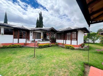 Casa · 951m² · 3 Habitaciones · 4 Estacionamientos · Casa de Una Planta en Venta, Valle de Los Chillos, Sector San Juan de Dios con Amplio Jardin