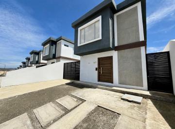 Casa · 107m² · 3 Habitaciones · 2 Estacionamientos · Casa Semiablada en Urbanización Nahla, Sur de Manta