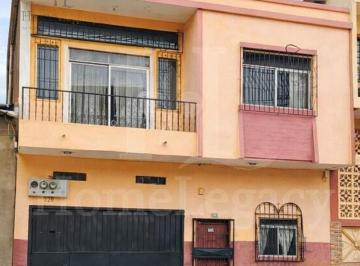 Casa · 292396m² · 8 Habitaciones · 2 Estacionamientos · Venta de Casa Rentera o Comercial en El Centro de Guayaquil