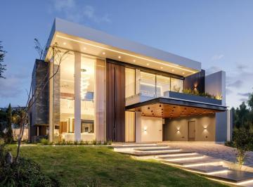 Casa · 500m² · 4 Habitaciones · 4 Estacionamientos · Venta Casa de Lujo 4 Dorm. en Tumbaco Sector La Cerámica - Quito