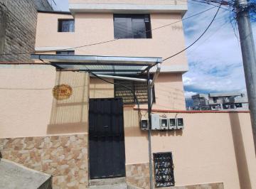 Casa de 8 habitaciones, Quito · Venta de Casa Rentera Barrio Lucha de Los Pobres