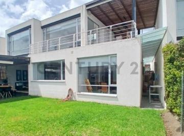 Casa · 282m² · 3 Habitaciones · 4 Estacionamientos · Casa en Venta, Hermosa Vista. Urbanización con Piscina. Sector Puembo.