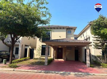 Casa de 3 habitaciones, Guayaquil · Casa de 3 Dorm. con Estudio en Pb y Piscina