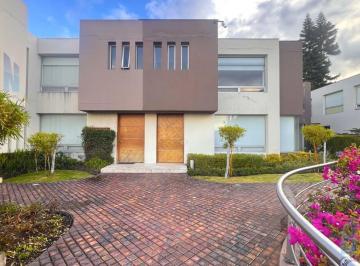 Casa · 260m² · 4 Habitaciones · 2 Estacionamientos · Casa de Venta en Cumbayá, Sector Colegio Menor