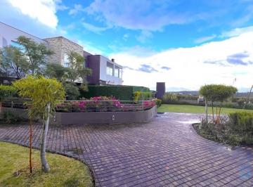 Casa · 260m² · 4 Habitaciones · 2 Estacionamientos · Casa de Venta en Cumbayá, Sector Colegio Menor