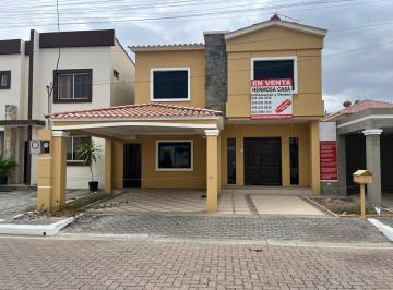 Casa · 140m² · 5 Habitaciones · 1 Estacionamiento · Casa de 5 Dorm. con Piscina en Valle Alto, Vía a La Costa