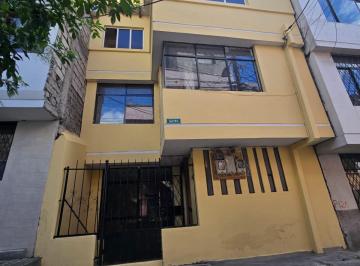 Casa de 4 habitaciones, Quito · Oportunidad! Casa Rentera en Venta! Cuenta con 2 Departamentos