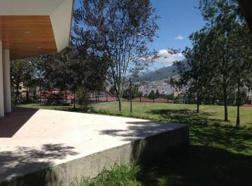 Casa · 1100m² · 5 Habitaciones · 5 Estacionamientos · Quito Norte, Lujosa Residencia en Venta, Vista Sensacional