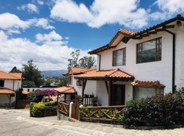 Casa · 200m² · 3 Habitaciones · 2 Estacionamientos · Jal. Venta Casa Personalizada Cumbayá, 3 Dorm.