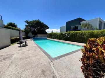 Casa de 3 habitaciones, Quito · Vendo, Amplia y Moderna Casa Venta en Cumbayá