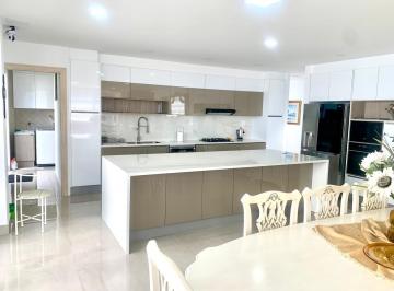 Casa · 350m² · 4 Habitaciones · 4 Estacionamientos · Se Vende Casa en Urbanización Privada Frente Al Club Arrayanes