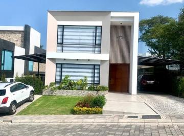 Casa · 350m² · 4 Habitaciones · 4 Estacionamientos · Se Vende Casa en Urbanización Privada Frente Al Club Arrayanes