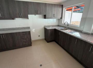 Casa de 4 habitaciones, Quito · Vendo Muy Buena y Cómoda Casa con Jardín en Pinar de La Sierra
