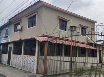 Casa de 4 habitaciones, Guayaquil · Venta Casa Rentera en Mucho Lote 1 m. Chalen