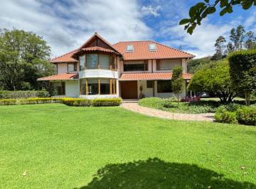 Casa de 5 habitaciones, Quito · Residencia Exclusiva en Venta Dentro de Urbanización Privada Cumbaya
