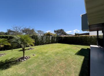 Casa · 861m² · 2 Estacionamientos · Casa en Venta Moderna y Amplias Áreas Verdes Conjunto Privado en Puembo