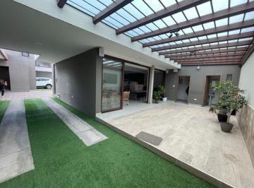 Departamento de 3 habitaciones, Quito · Arriendo Casa Tres Dorm. Moderna - Cumbaya
