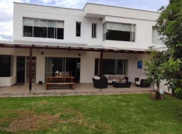 Casa de 3 habitaciones, Quito · Cerca Al Nuevo Hospital Metropolitano Vendo de Oportunidad Moderna Casa