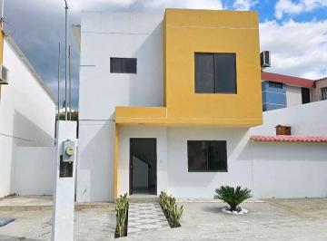 Casa · 112m² · 3 Habitaciones · 2 Estacionamientos · Alquilo Casa en Urb. Ciuda del Sol, Patio Amplio, Esquinera